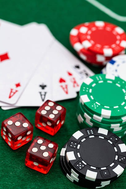 Live dealer conducting Kombinasi Number draw in kilat studio